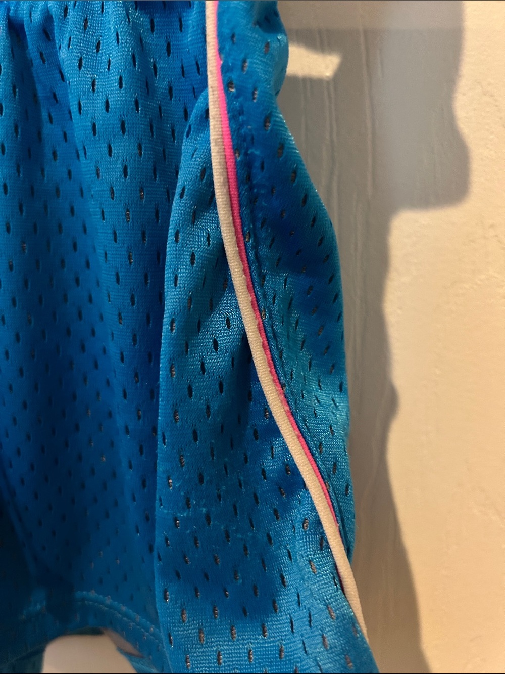 Preloved, Under Armour, Girls, Loose Fit Heatgear Mesh Shorts, Side Trim - Picture 3 of 6